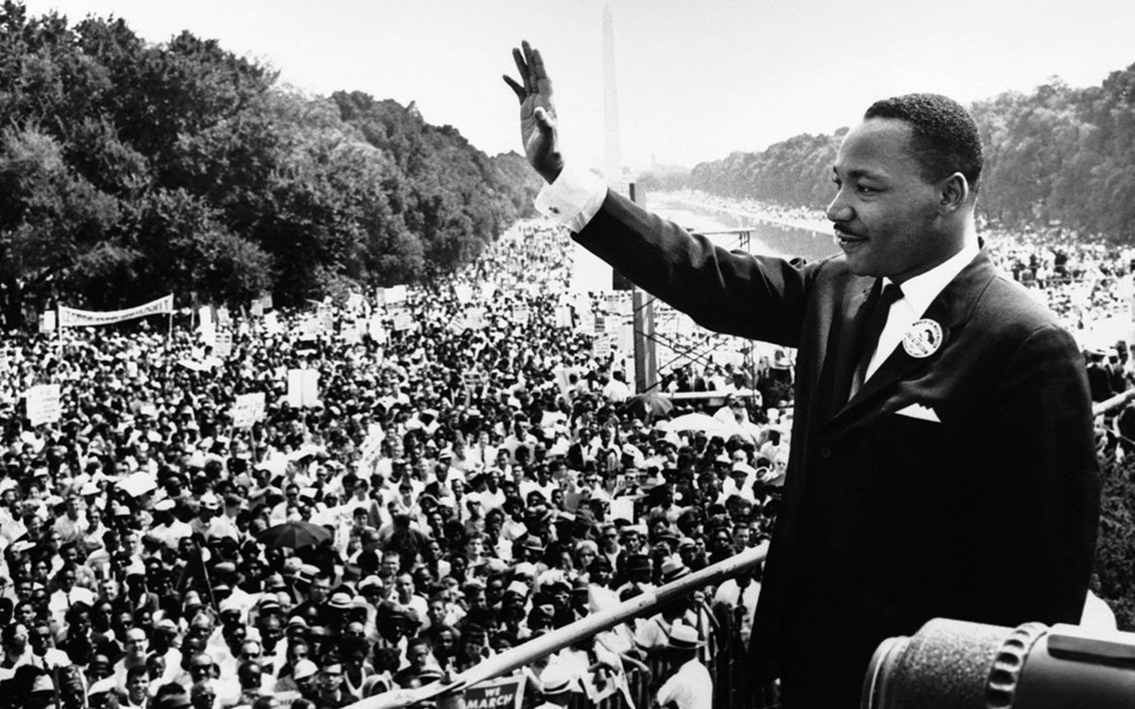 1963년 28월 워싱턴 행진 중 군중에게 인사하는 킹 목사