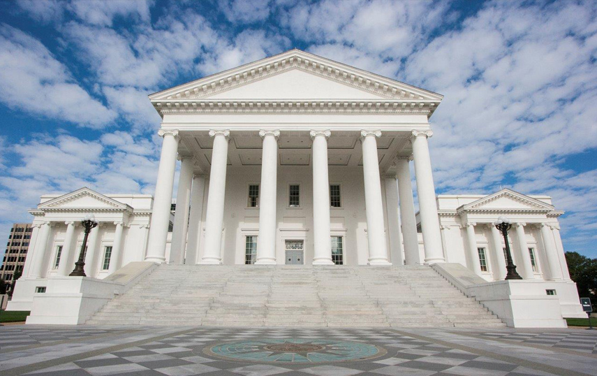 푸른 하늘과 하얀 구름이 Virginia 의사당 건물을 둘러싼 이미지